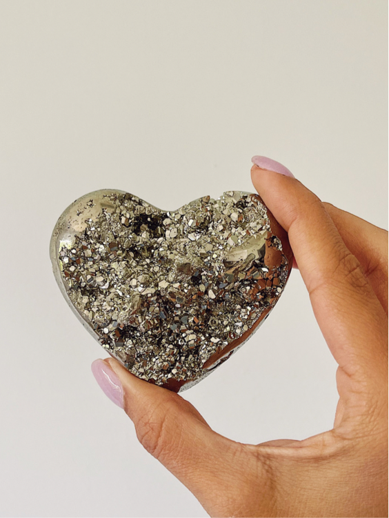 Corazones de cristal de pirita para la abundancia, la prosperidad y la buena suerte