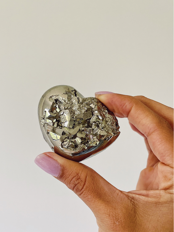 Corazones de cristal de pirita para la abundancia, la prosperidad y la buena suerte