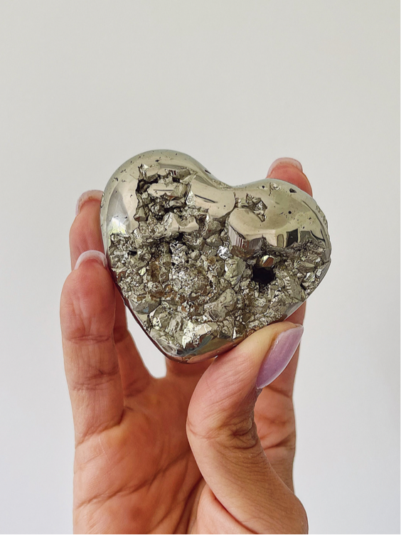 Corazones de cristal de pirita para la abundancia, la prosperidad y la buena suerte