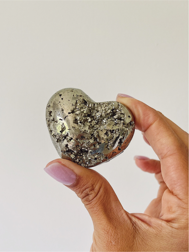 Corazones de cristal de pirita para la abundancia, la prosperidad y la buena suerte