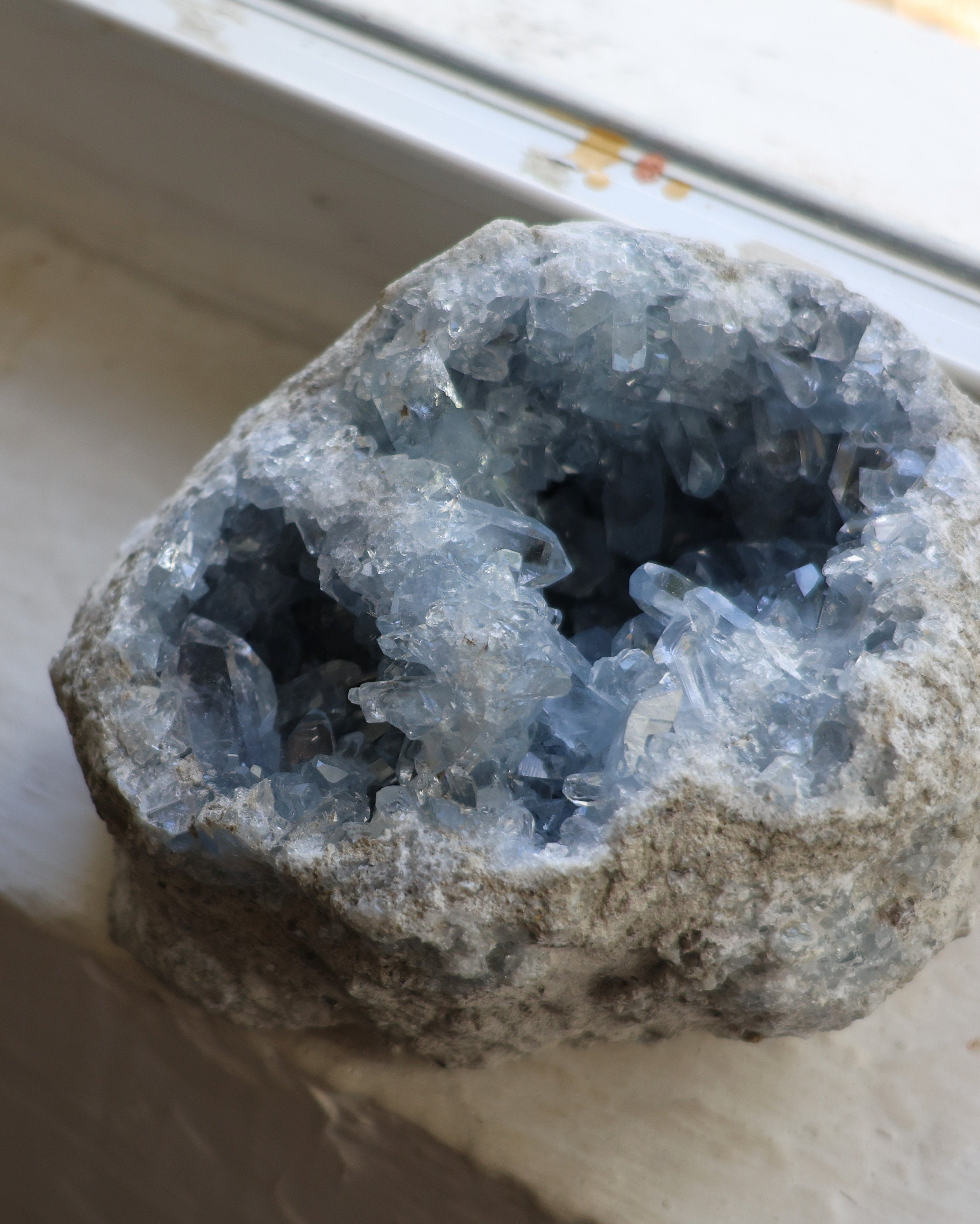 Geoda de cristal de celestita en bruto de gran tamaño para calmar y guiar