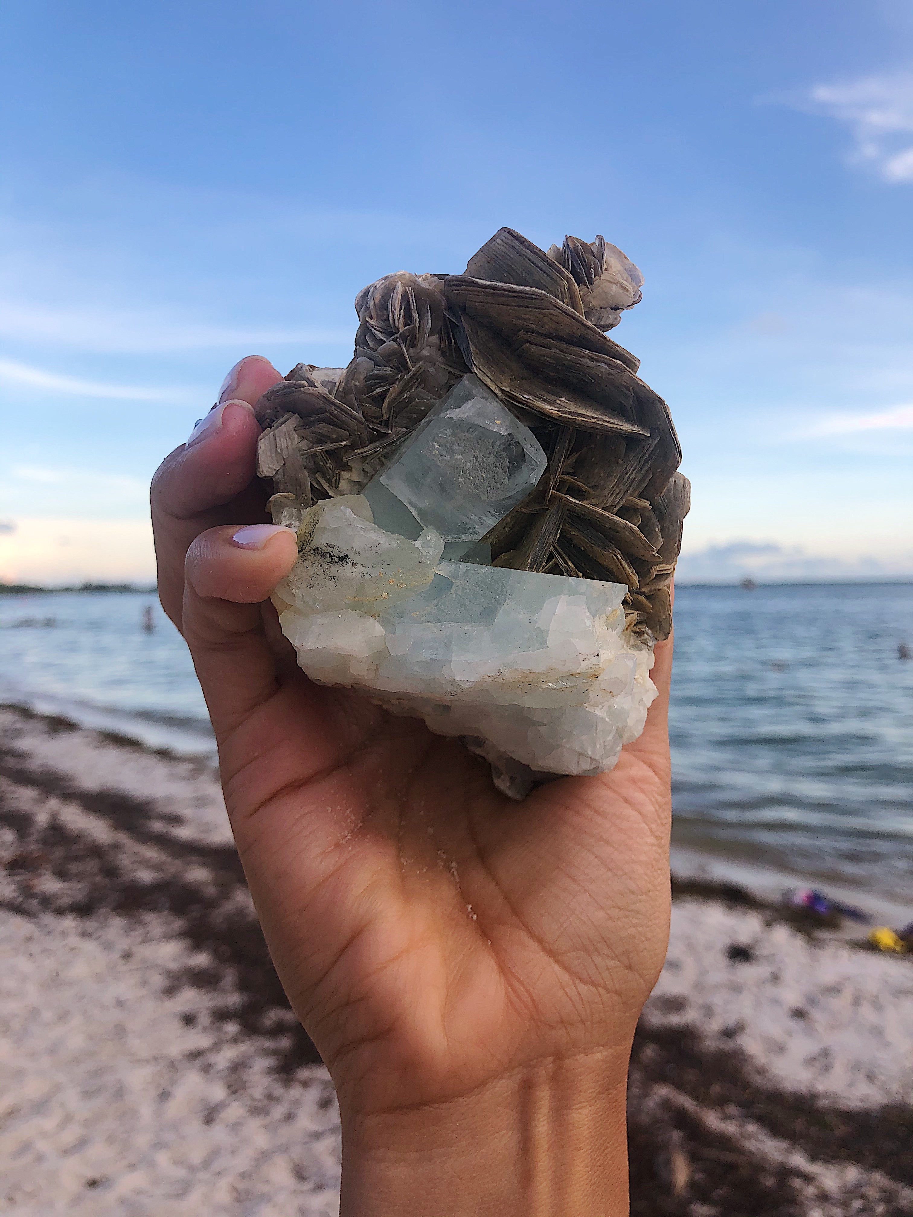 Muestras de aguamarina y mica en bruto para la comunicación y el flujo