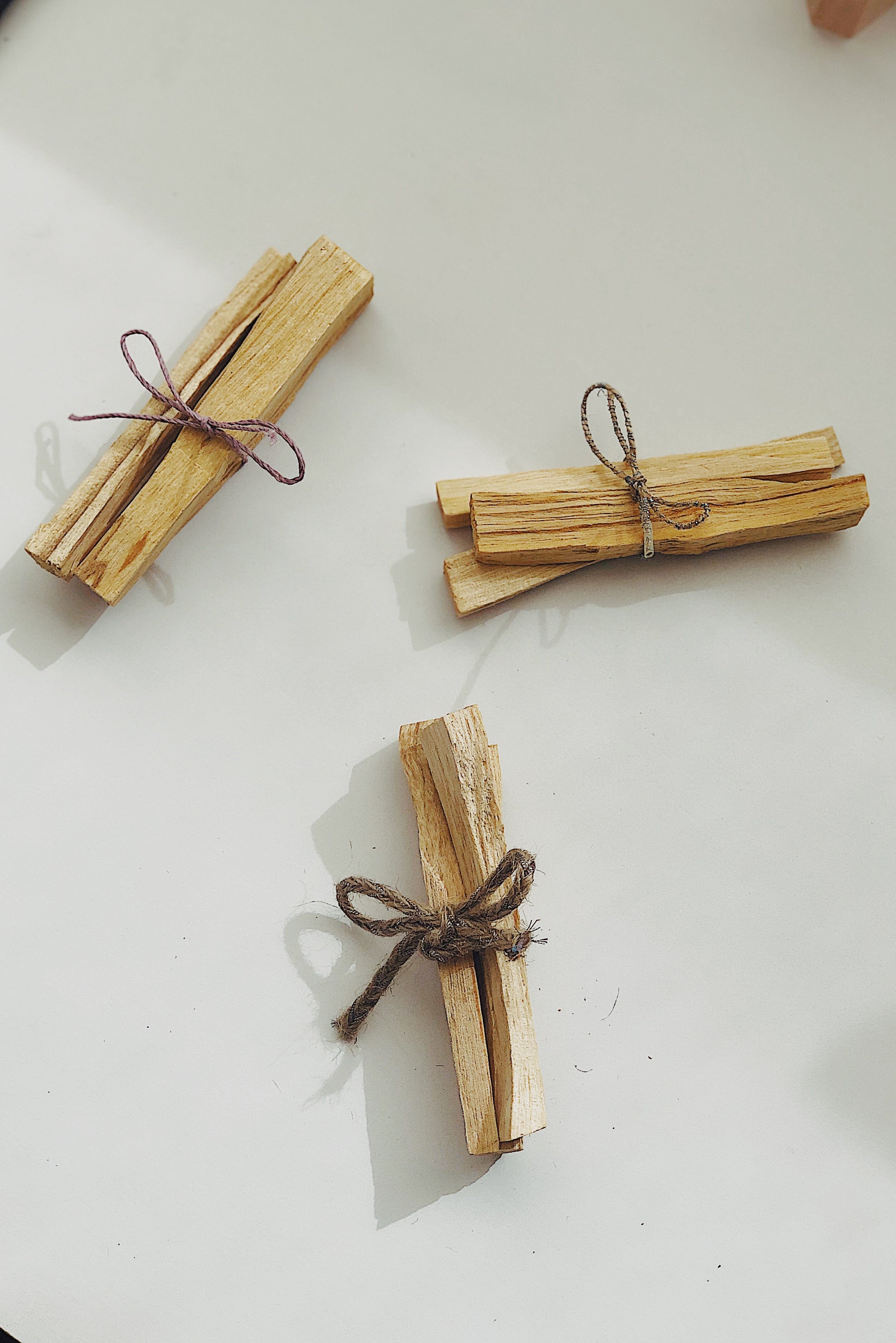 Palitos de Palo Santo sostenibles para limpiar y purificar la negatividad