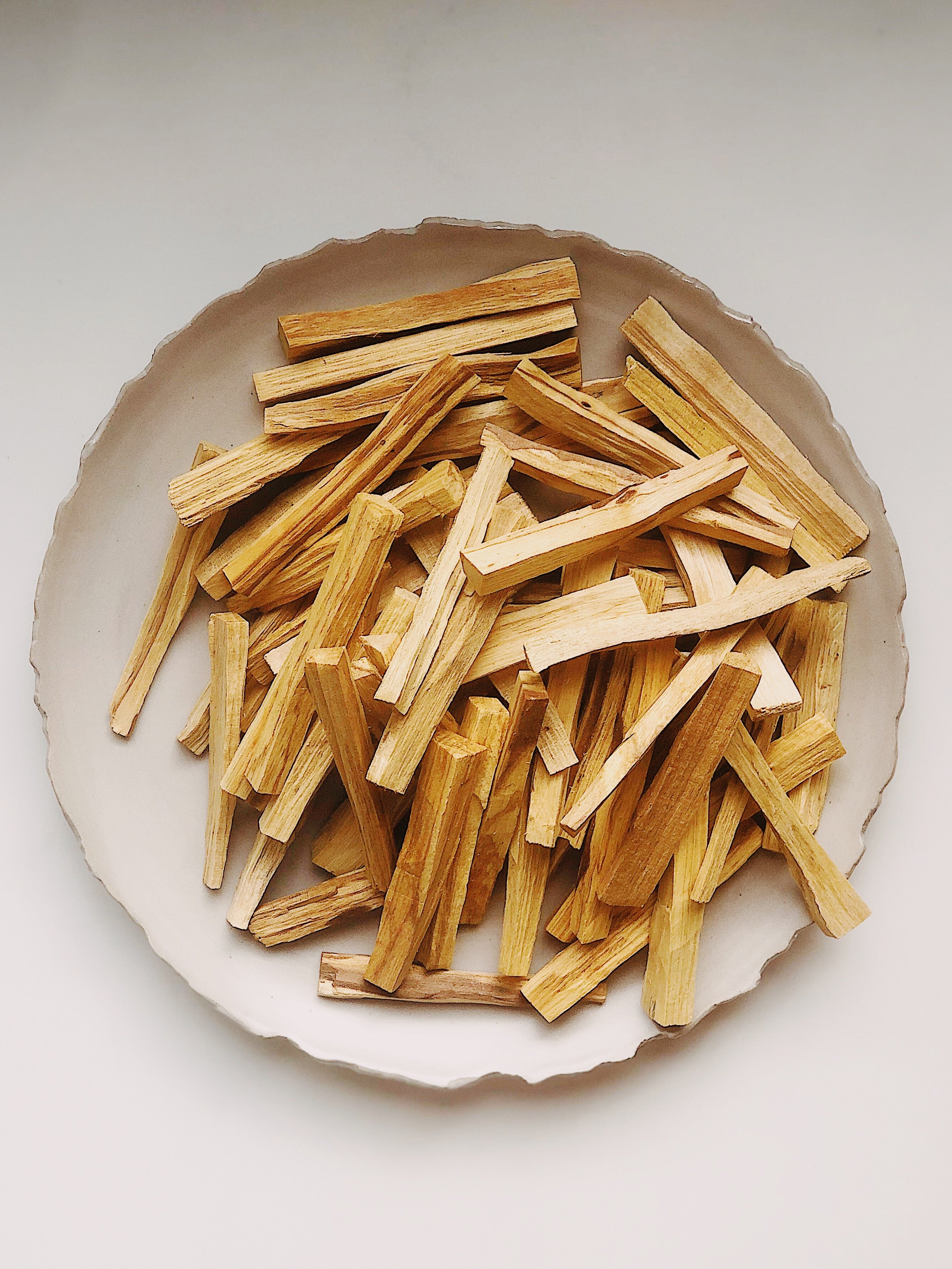 Palitos de Palo Santo sostenibles para limpiar y purificar la negatividad