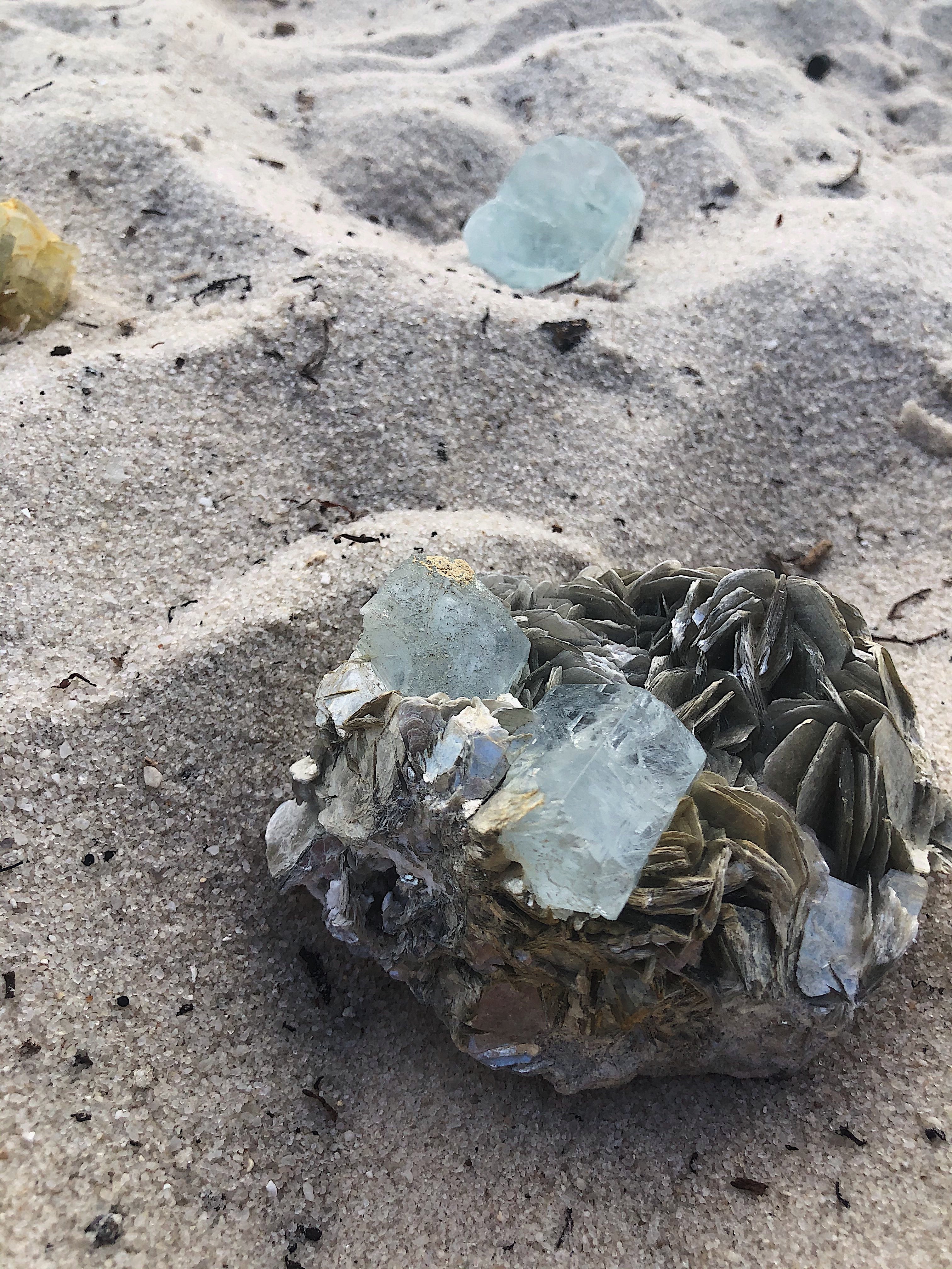 Muestras de aguamarina y mica en bruto para la comunicación y el flujo